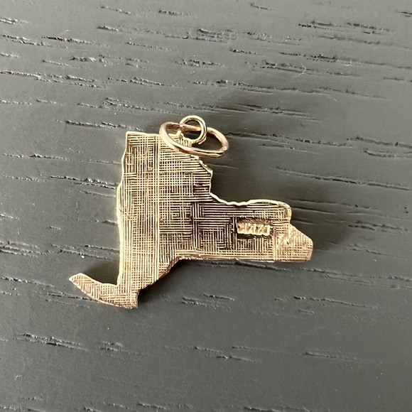 14k Solid Gold New York State Charm - Picture 2 of 3